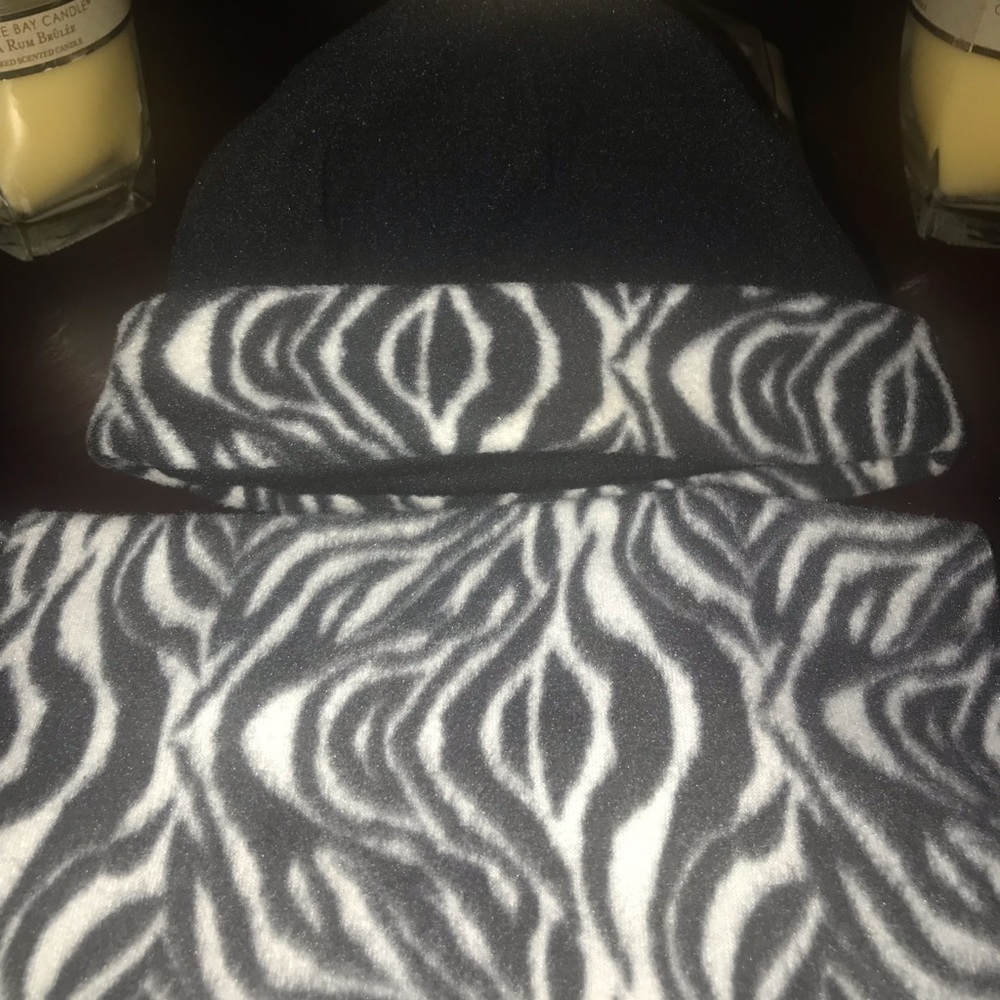 Scarf, Hat & Gloves - Picture 4 of 7